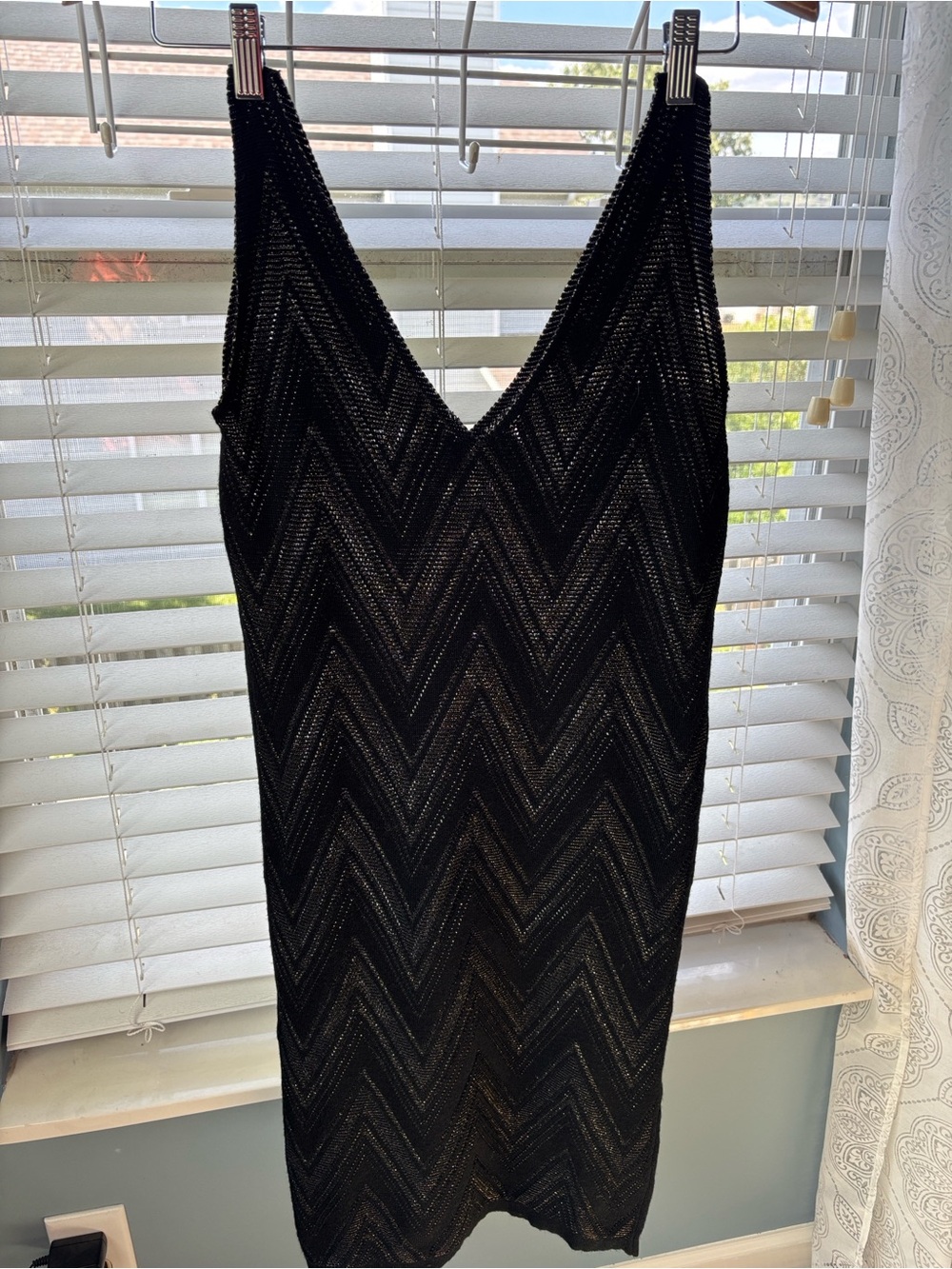 AQE fashion Black and Gold V-Neck Sleeveless Women’s Dress